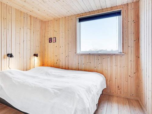 霍如帕Seven-Bedroom Holiday home in Sydals的卧室配有木墙内的一张床