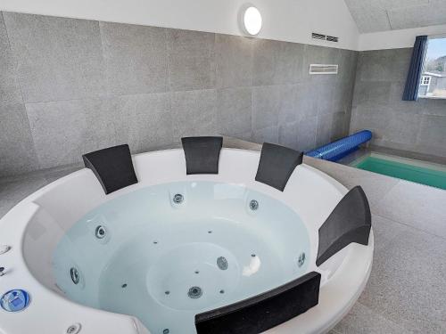 霍如帕Seven-Bedroom Holiday home in Sydals的一个带游泳池的房间内的白色浴缸