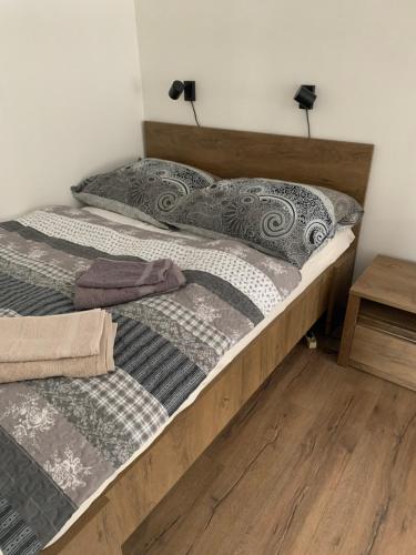 科热诺夫APARTMENT OWL的卧室设有两张单人床,铺有木地板。