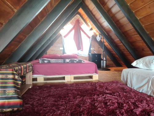 SaquisilíAlpina Glamping en Latacunga的一间卧室设有两张床,阁楼上设有窗户。