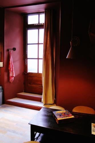VicdessosEau Berges - Chez Mamie的客厅配有桌子和窗户