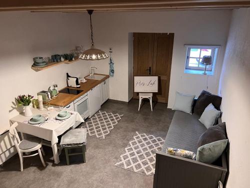 陶尔金Prés-Lak的一间带桌子的客厅和一间厨房
