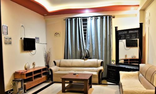 阿伯塔巴德Republika by Summit Resorts的客厅配有沙发和桌子