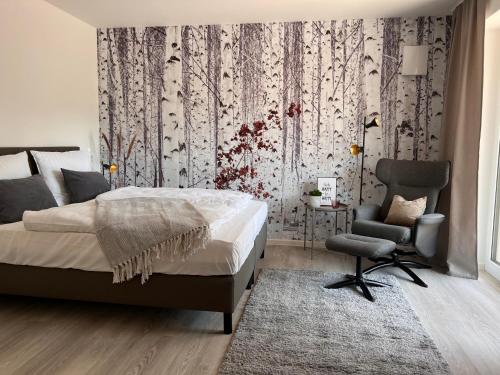 汉诺威SOFI-LIVING-APARTMENTS的一间卧室配有一张床和一把椅子