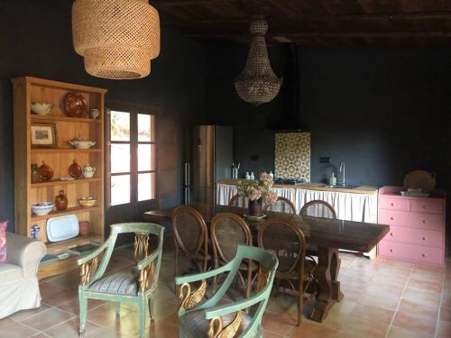 托尔德拉Casa rural en el campo LAS DALIAS的一间厨房,里面配有桌椅