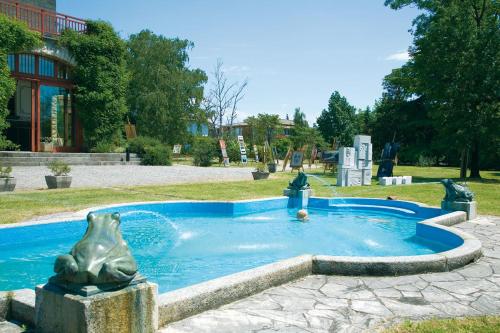 帕拉佐洛苏洛廖罗马旅馆的中间有雕像的水池