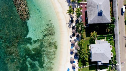 卢西牙买加帕拉丢姆度假村及Spa全包大酒店的享有海滩上方的遮阳伞和海洋美景