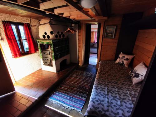 KrisplSchnaitstadl-Alm的阁楼间设有一张床和一个壁炉