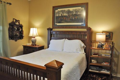 BurtonInn at Indian Creek的卧室配有一张床,墙上挂着一幅画