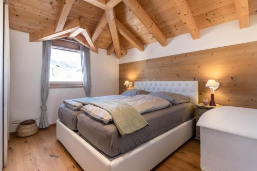 多比亚科Casa Flora的一间卧室设有一张床和木制天花板