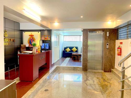 班加罗尔Sai Shreyas Residency, Best Hotel near Bangalore Airport的大堂设有前台和沙发