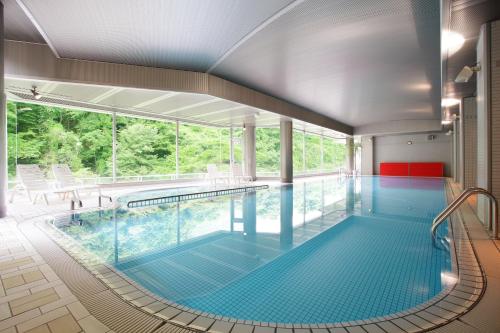 福岛吉川屋旅馆的大型游泳池设有大窗户