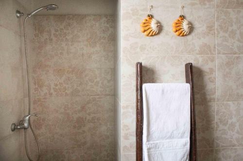 佩斯科勒海滨Casa Alba的带淋浴和白色毛巾的浴室