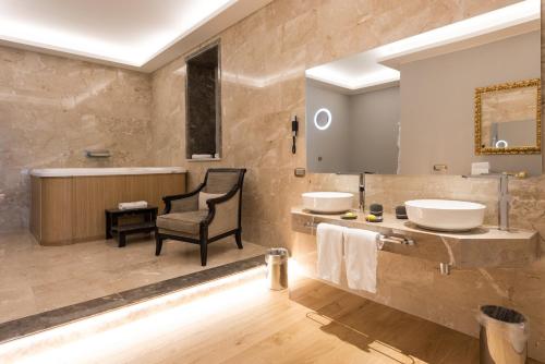 巴勒莫艾特德斯帕尔梅斯大酒店的一间带两个盥洗盆和椅子的浴室