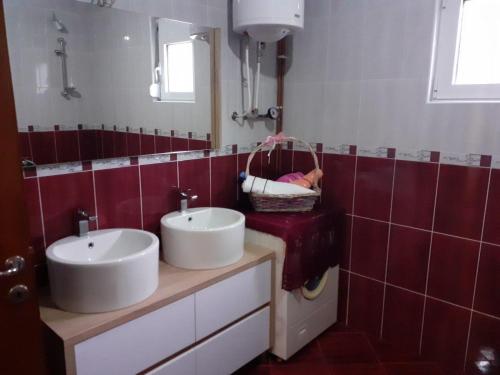比耶洛波列Luxury House的浴室设有2个水槽和镜子