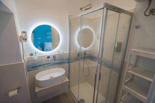 锡拉库扎Panorama Alfeo的带淋浴和盥洗盆的浴室