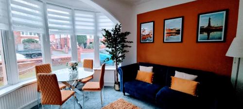 布莱克浦Oasis Holiday Home Blackpool的客厅配有沙发和桌子