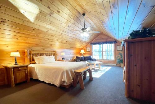 斯特劳兹堡Mountain Springs Lake Resort的一间卧室设有一张床和木制天花板