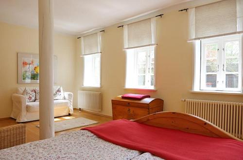 马尔欣Naturerlebnis的一间卧室配有一张床,客厅配有窗户