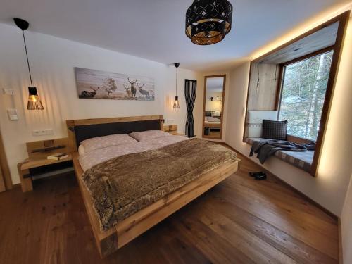 纳瑟尔文勒Landhaus Schatz的一间卧室设有一张大床和一个大窗户
