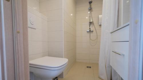 派尔努Sunny Aisa Apartment的白色的浴室设有卫生间和淋浴。