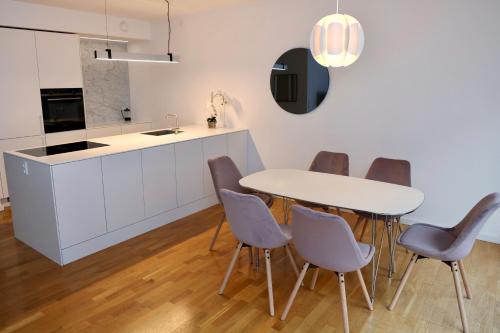 哥本哈根Scandi-Hygge 2 bedroom apartment in charming Christianshavn的厨房配有白色的桌椅