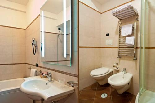 弗拉斯卡蒂伊希迪亚别墅的一间带水槽、卫生间和镜子的浴室