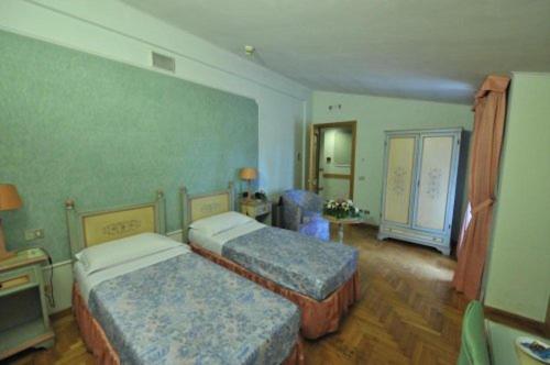 弗拉斯卡蒂伊希迪亚别墅的一间酒店客房,房间内设有两张床