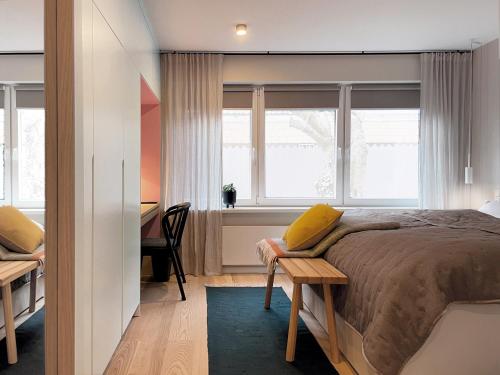威克奥夫弗尔Ferienwohnung Klaus的一间卧室配有一张床、一个窗口和一张书桌