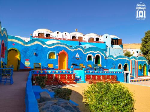 阿斯旺Kato Waidi Nubian Resort的蓝色的建筑,有蓝色和红色的墙壁