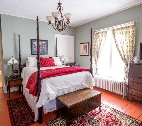 安纳波利斯罗亚尔The Lark & Loon Inn的一间卧室配有一张带红色毯子的床