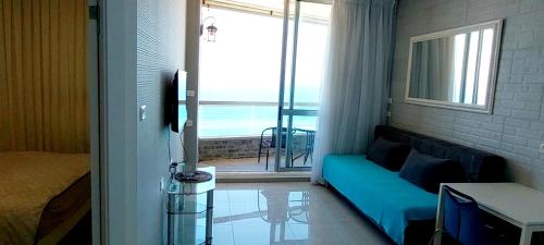 巴特亚姆Apart Hotel TLV/Bat Yam Beach Front 1207的海景客房 - 带一张沙发