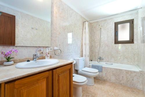 科洛尼亚圣霍尔迪M0 Práctico y Sencillo Apartamento a 100 m de las mejores playas de Mallorca的浴室配有盥洗盆、卫生间和浴缸。