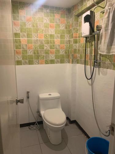 爱妮岛Lola Flor's Guest House的一间带卫生间和淋浴的浴室