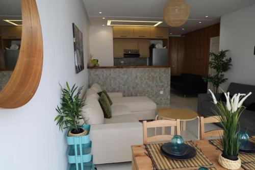 达布阿扎appartement de luxe front mer à DAR BOUAAZA的客厅配有白色的沙发和桌子