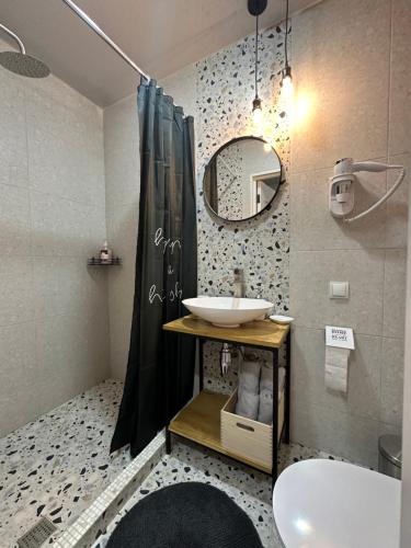 乌曼岛Апартаменты Well - Being的一间带水槽和镜子的浴室