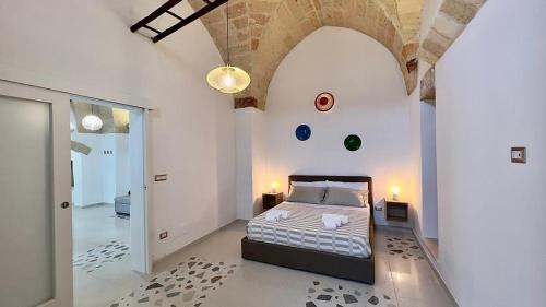韦列Vico Sauro Appartament的一间带一张床铺的卧室,位于一个拱形天花板的房间