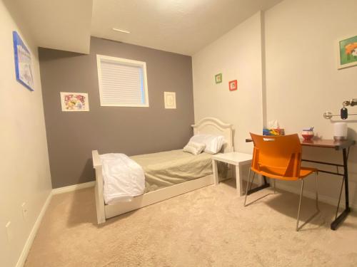 耶洛奈夫Yellowknife Bed and Breakfast的一间小卧室,配有一张床和一张书桌