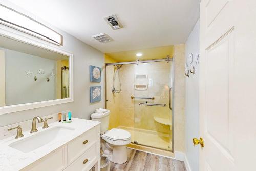 德斯坦Chateau La Mer 2A的带淋浴、卫生间和盥洗盆的浴室