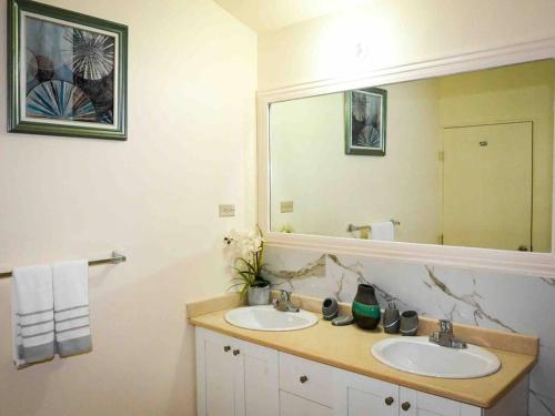 法尔茅斯Simply Cassine的一间带两个盥洗盆和大镜子的浴室