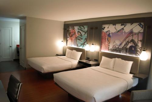 洛杉矶贝斯特韦斯特龙门酒店的酒店客房设有两张床和两盏灯。