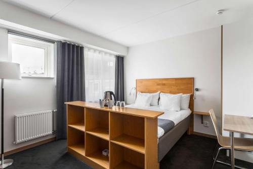 奥斯卡港索法特贝斯特韦斯特酒店的配有一张床和一张书桌的酒店客房