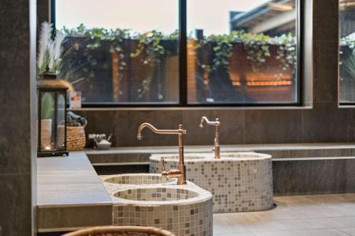 卡尔斯港Best Western Karlshamn Spa & Relax的浴室设有2个水槽和2个水龙头
