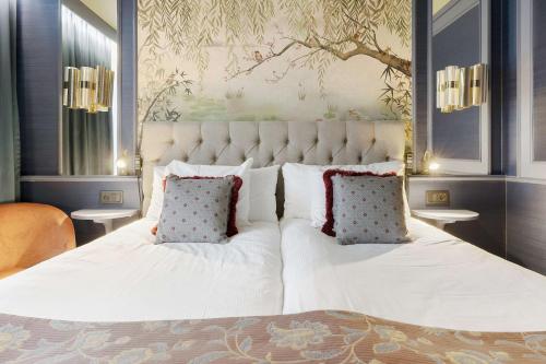 卡尔斯港Best Western Karlshamn Spa & Relax的卧室配有一张带两个枕头的大白色床