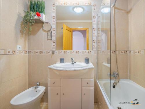 马尔德·克里斯塔尔Atico Apartament Rose的浴室配有盥洗盆、镜子和浴缸