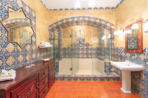 库埃纳瓦卡库埃纳瓦卡瑞凯特酒店 - 欧斯达的带淋浴和盥洗盆的浴室