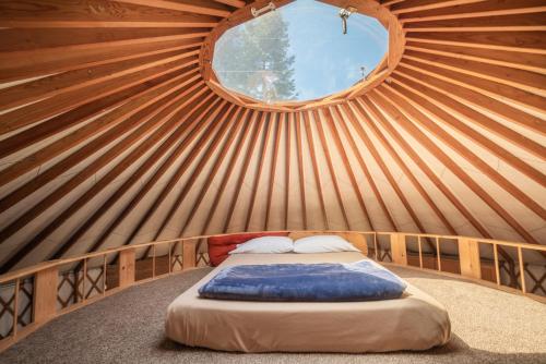 Big BarStrawhouse Resorts的圆窗圆顶帐篷内的一张床位