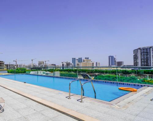 Spacious Condo near Dubai Butterfly Garden with Pool, King Bed, Gym, Wi-Fi内部或周边的泳池