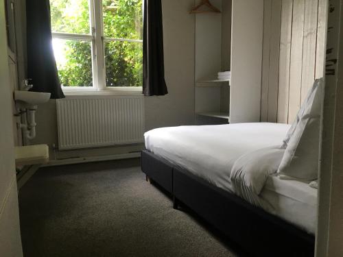 奥阿库尼Snowman Lodge and Spa的一间卧室设有一张床和一个窗口