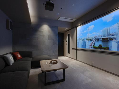 东京MIMARU SUITES Tokyo ASAKUSA的客厅配有大屏幕平面电视